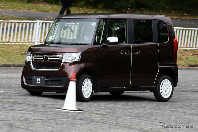 鋸歯（シェブロン）形状の実効空力デバイスを装着したホンダ N-BOX