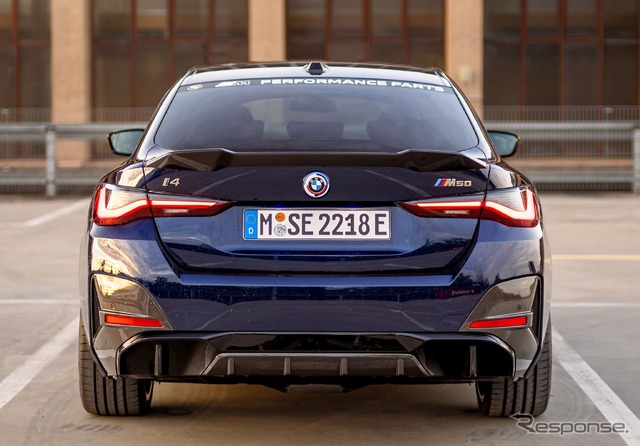 BMW i4 M50 の「Mパフォーマンスパーツ」装着車