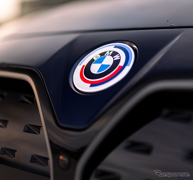 BMW i4 M50 の「Mパフォーマンスパーツ」装着車