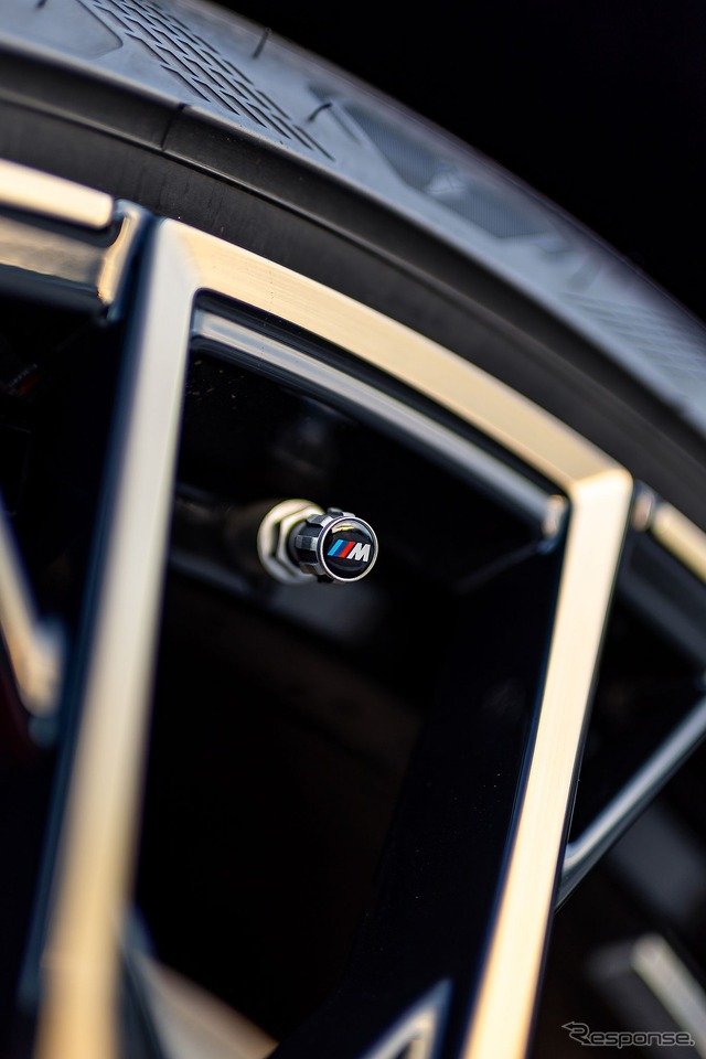 BMW i4 M50 の「Mパフォーマンスパーツ」装着車