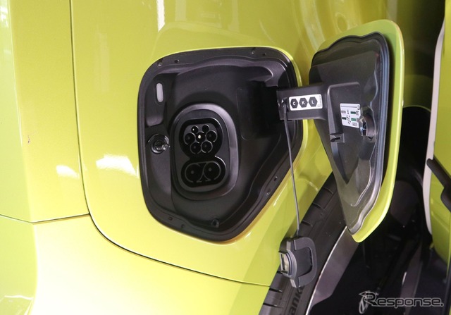 アイルランド仕様の車両のため、充電ポートはCCS Type2