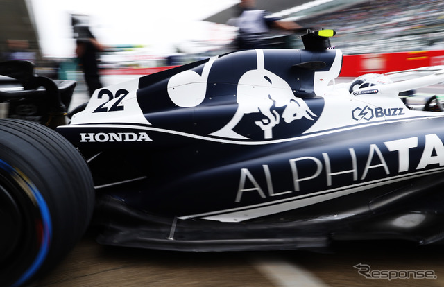 レッドブル、アルファタウリのF1マシンには来季2023年も「HONDA」のロゴが入る(写真は2022年F1日本GP、#22 アルファタウリ)。