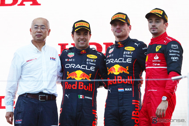 2022年F1日本GPの表彰台。左からHRCの浅木泰昭氏、レッドブルのペレス(2位)とフェルスタッペン(優勝)。