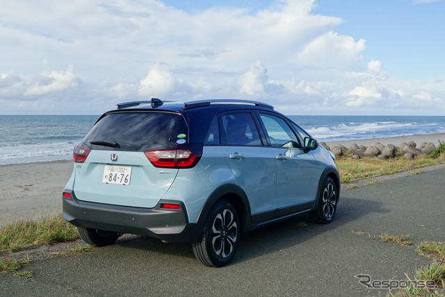 フィットe:HEVクロスター4WD(前期型)のリアビュー。ボディシェルはノーマル車高のフィットとまったく同じ。