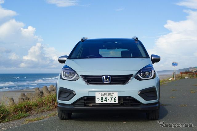 フィットe:HEVクロスター4WD(前期型)のフェイス。