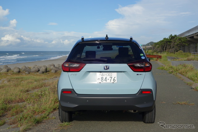 フィットe:HEVクロスター4WD(前期型)のテール。