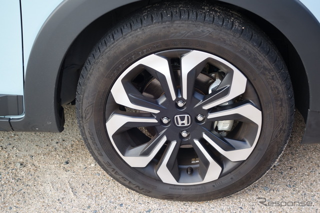 タイヤはノーマル車高フィットより直径が大きい185/60R16サイズのダンロップ「エナセーブEC300+」。