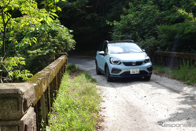 フィットe:HEVクロスター4WD(前期型)。鈴鹿山脈の山中にて。