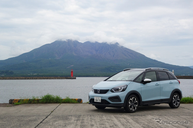 フィットe:HEVクロスター4WD(前期型)。桜島をバックに記念撮影。