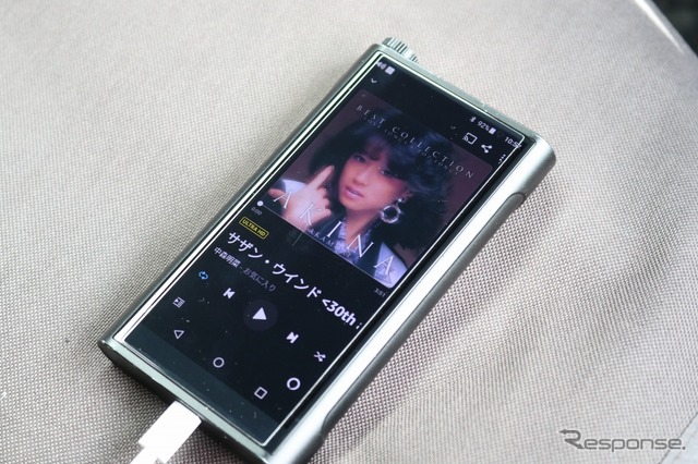 オーディオプレイヤーにはFiio M15を用いる。月井さんが愛する'80年代~'90年代の女性ボーカルが数多く収録されている。