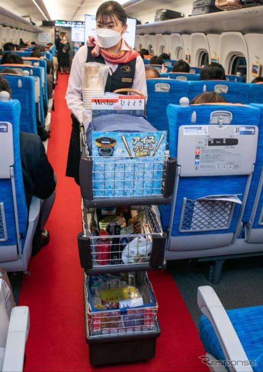 貸切号車専属の乗務員やパーサーの手配もできる。