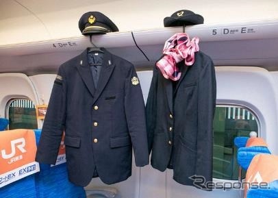 乗務員やパーサー用の制服も着用できる。