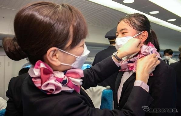 乗務員やパーサー用の制服も着用できる。