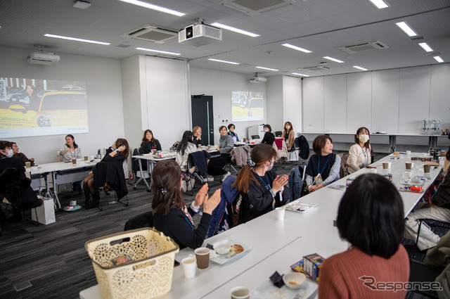 ミーティングルームをお借りして施設内にある「The956Café」のランチをデリバリー。この日はこちらの会議室で、美姿勢を目指す緩やかなストレッチ「ゆるトレ」も開催されました。