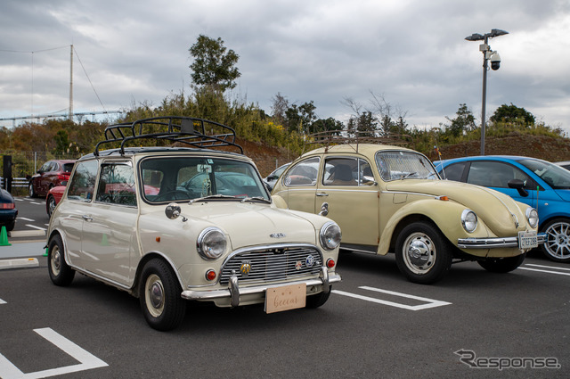 ローバーミニとVWタイプ1。旧車も女性に大人気。