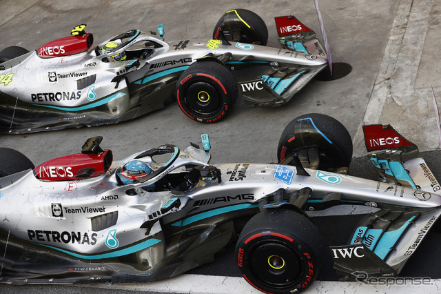 2022年F1サンパウロGPで1-2フィニッシュしたメルセデス勢(下=優勝のラッセル、上=2位のハミルトン)。