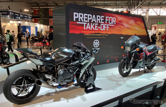 Ninja H2 カーボン（手前）とGPZ900R（奥）
