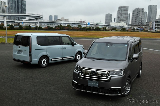 ホンダ ステップワゴン 純正アクセサリー装着車(右:SPADA、左:AIR)