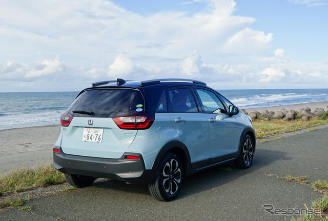 無塗装プロテクター風のアンダースカートが特徴的だったフィットe:HEVクロスター4WD(前期型)のリアビュー。改良型はシルバーのアンダーガード風の加飾になった。