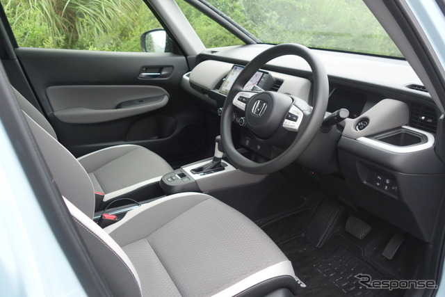 運転席側からダッシュボードを撮影。表に出す機能を絞るシンプルさは個人的には大いに好感を持ったが、惜しむらくは質感の出し方が雑。