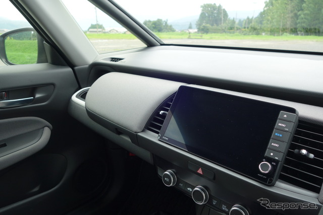 このダッシュボードの低さが運転席から斜め左方向の視界の良さに一役買う。