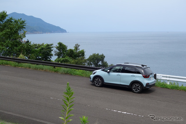 福井・小浜にて若狭湾をバックに記念撮影。旅の道具としては本当に良く出来たクルマだった。