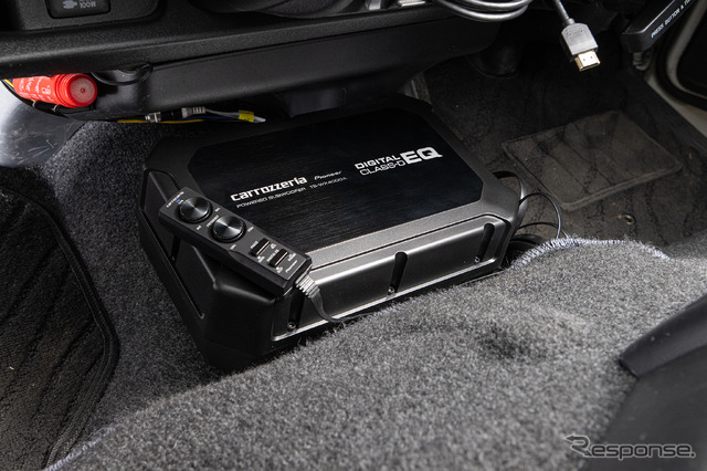 センターコンソール下にサブウーファー(TS-WX400DA)が設置してあり迫力ある重低音を再生する