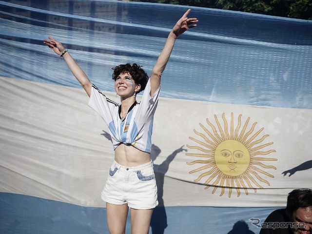 本国ブエノスアイレス市内でアルゼンチンのワールドカップ優勝を祝う市民
