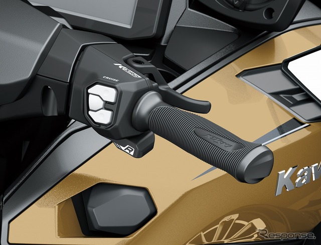 片手でのバックや減速を可能とするKSRD(JET SKI ULTRA 310LX)