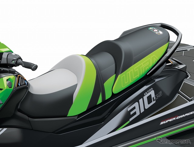 フロント部分のデザインを一新し、スタンドアップライディング性能を向上したスリムシート(JET SKI ULTRA 310LX-S)