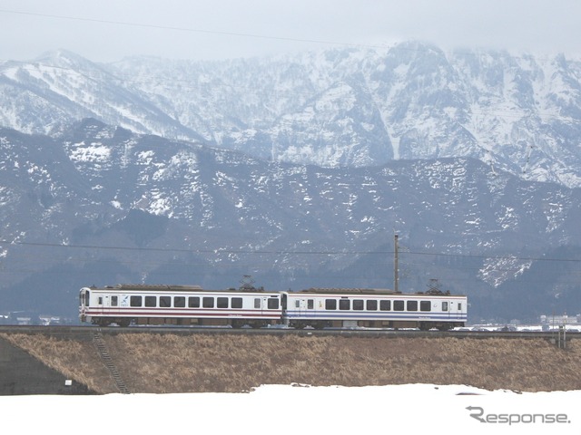 日本でも有数の豪雪地帯を通るほくほく線。在来線最高速度日本一で名を馳せた同線も、2023年3月のダイヤ改正後は100km/h未満にダウンする。