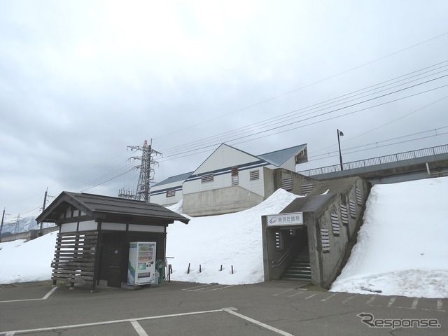快速が通過する魚沼丘陵駅。改正後は全列車が停車することに。
