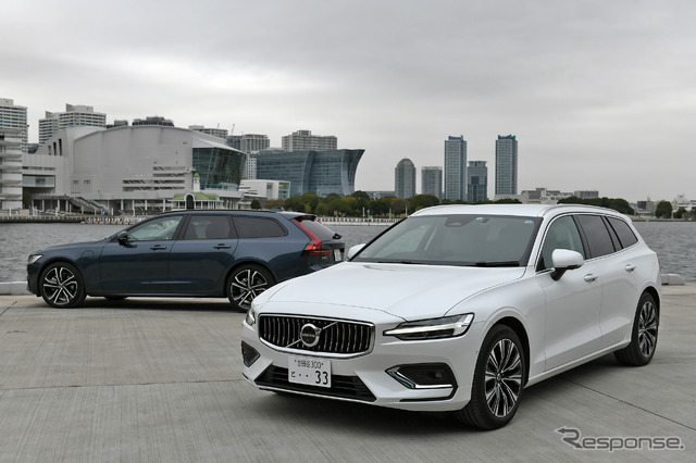 ボルボ V60 アルティメイトB4(手前)とV90 リチャージ アルティメイトT8 AWD(奥)