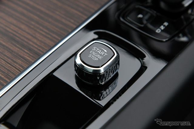 ボルボ XC60 リチャージ アルティメイトT6 AWD