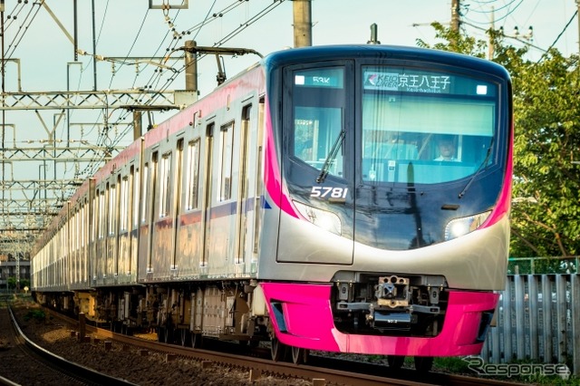 平日は5本、土休日は2本が増発される『京王ライナー』。