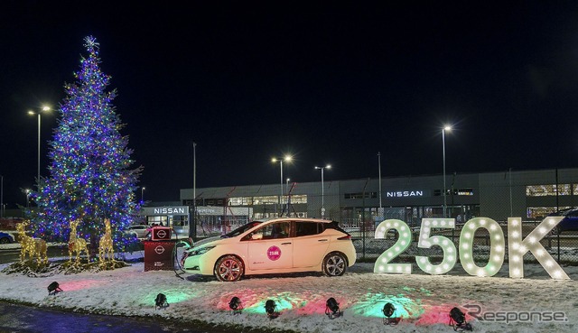 クリスマスツリーに電力を供給する日産 リーフ