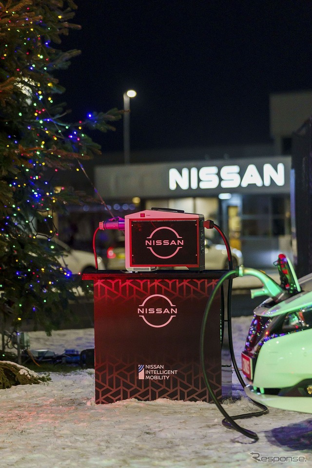 クリスマスツリーに電力を供給する日産 リーフ