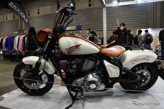 インディアンモーターサイクルのチーフダークホースがレッドウィングとコラボ。