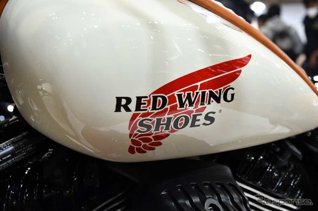 インディアンモーターサイクルのチーフダークホースがレッドウィングとコラボ。
