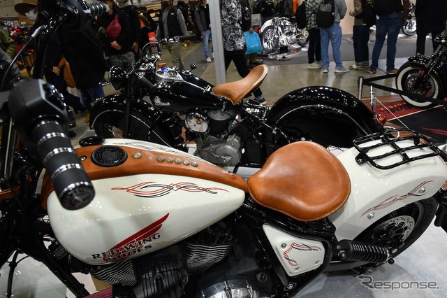 インディアンモーターサイクルのチーフダークホースがレッドウィングとコラボ。
