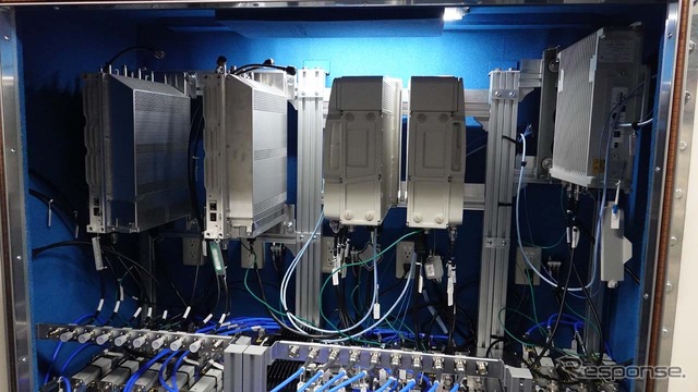 NTTドコモの子局(RU)。富士通やNEC製といった異なるベンダーの基地局を組み込んでも動作することを示していた