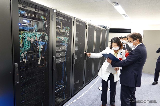 楽天モバイルの検証用システムの前で説明を受ける国光あやの総務大臣政務官