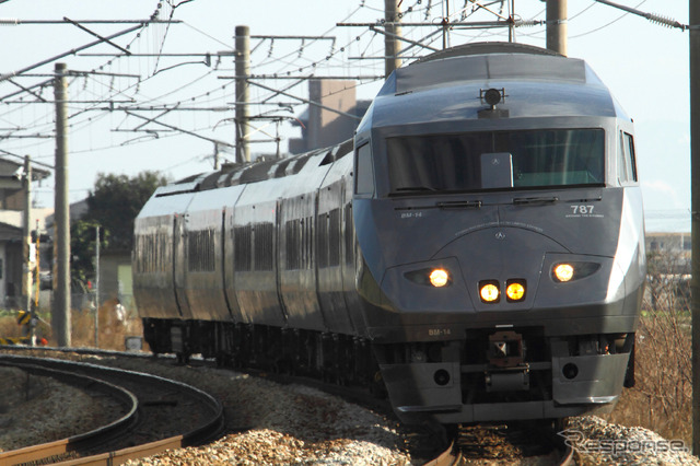 定員3人のみの「DXグリーン車」を営業している787系特急型電車。DXグリーン料金は201km以上の料金が3000円台から6000円台へ大幅にアップする。