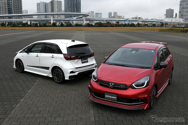 ホンダ フィット LUXE 無限パーツ装着車(右)とフィット RS 無限パーツ装着車(左)