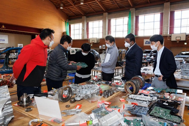 展示部品は手に取ってさまざまな角度から見ることができる