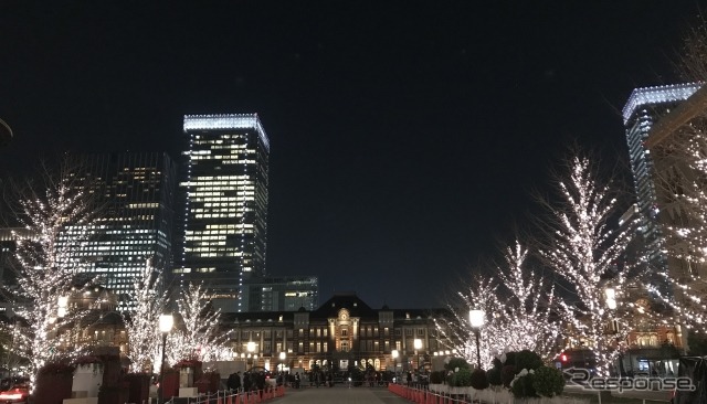 イルミネーションはデートの目的地として人気(東京駅前)