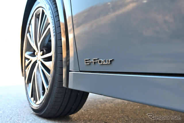 トヨタ プリウス 新型プロトタイプ(2リットルハイブリッド E-Four)