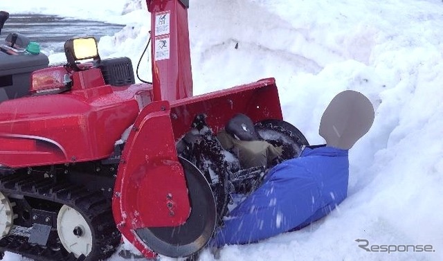 誤った使用で除雪機の下敷きになった事故（再現映像）