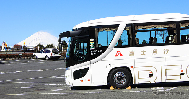 西武系列の路線バスが行き来する新生「森の駅 箱根十国峠」(Mt FUJI VIEW PARKING)に富士急バスの姿…