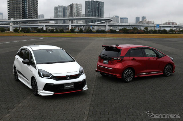 ホンダ フィットRS 無限パーツ装着車(左)とフィット 無限パーツ装着車(右)